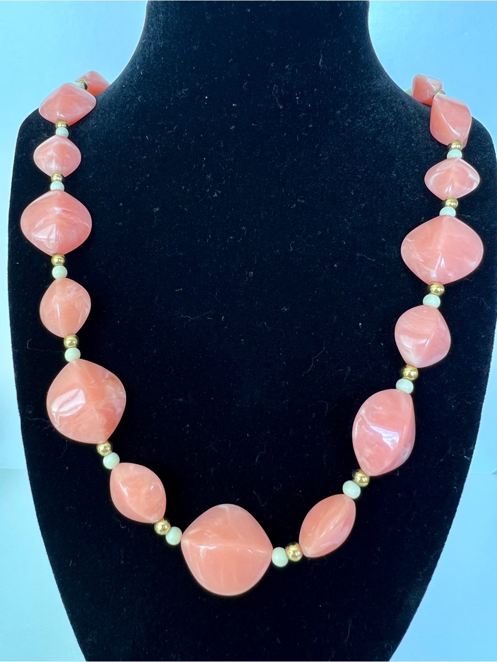VTG Marbled Peach & Cream Lucite Bead Necklace Gold Tone Salmon Orange Statement